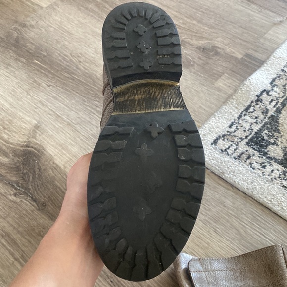 ✨HP✨Steve Madden Brewzzer distressed leather boots - Picture 6 of 10